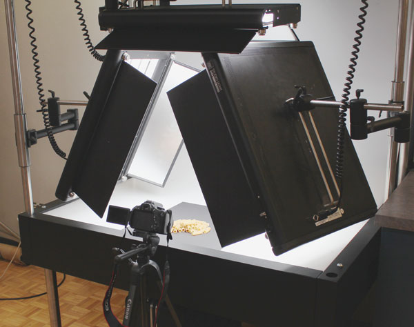 Photo showing how to set up the lighting in a product photo booth